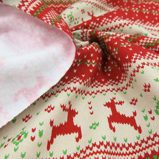 Sweatshirt Stoff Weihnachten – Detailansicht weihnachtlicher Stoff mit Rentier & Herzchen-Motiv, Stoffrestposten Schweiz