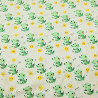 Bio Jersey „Crocodile Sunshine“ – fröhliche grüne Krokodile und gelbe Sonnen auf hellem Hintergrund, GOTS-zertifiziert