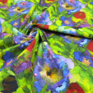 Elastischer Jersey Stoff mit buntem Aquarell-Blumenmuster in Grün, Blau, Lila und Rot – weicher Baumwolljersey für Kleidung und kreative Nähideen, erhältlich bei Stoffrestposten.