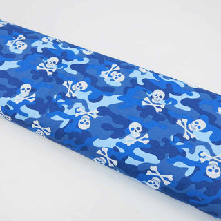 Popeline Stoff blau mit Totenkopf- und Camouflage-Design aus Baumwolle, Oeko-Tex 100 zertifiziert