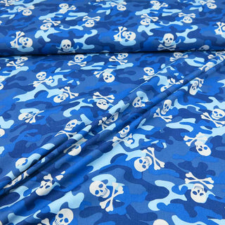 Popeline Stoff blau mit Totenkopf- und Camouflage-Design aus Baumwolle, Oeko-Tex 100 zertifiziert