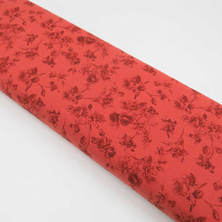 Detailansicht des Baumwollstoffs in Altrot mit floralen Vintage-Rosen – weiche Struktur und schöner Fall

