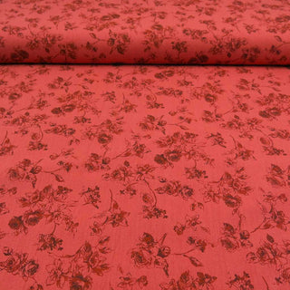 Detailansicht des Baumwollstoffs in Altrot mit floralen Vintage-Rosen – weiche Struktur und schöner Fall