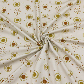 Elastischer Jersey Stoff in Beige mit verspieltem Sonnenmuster – weicher Baumwolljersey für Sommermode und Babybekleidung, verfügbar bei Stoffrestposten.