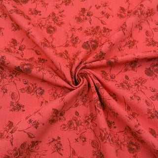 Detailansicht des Baumwollstoffs in Altrot mit floralen Vintage-Rosen – weiche Struktur und schöner Fall

