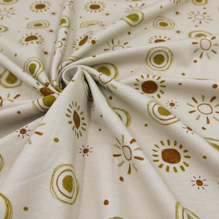 Elastischer Jersey Stoff in Beige mit verspieltem Sonnenmuster – weicher Baumwolljersey für Sommermode und Babybekleidung, verfügbar bei Stoffrestposten.