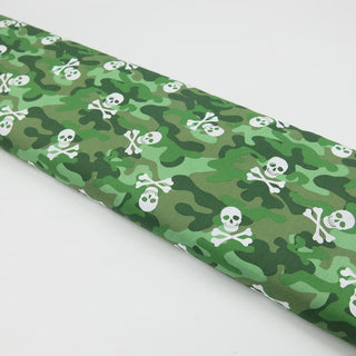 Grüner Baumwoll Popeline Stoff mit Totenkopf Camouflage – leichter Oeko-Tex 100 Baumwollstoff für Kleidung und kreative Nähprojekte