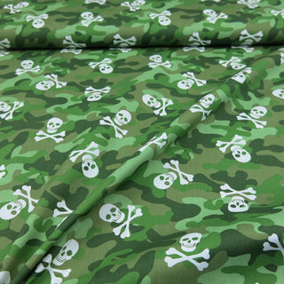 Grüner Baumwoll Popeline Stoff mit Totenkopf Camouflage – leichter Oeko-Tex 100 Baumwollstoff für Kleidung und kreative Nähprojekte