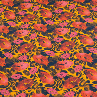 Jersey Stoff mit Leopardenmuster und Kussmund-Print in Pink und Rot – elastischer Baumwolljersey für auffällige Kleidung und kreative Nähprojekte, erhältlich bei Stoffrestposten.