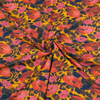 Jersey Stoff mit Leopardenmuster und Kussmund-Print in Pink und Rot – elastischer Baumwolljersey für auffällige Kleidung und kreative Nähprojekte, erhältlich bei Stoffrestposten.