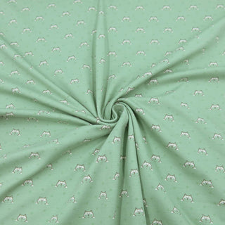 Weicher, mintgrüner Jersey Stoff mit niedlichem Katzenmotiv – elastischer Baumwolljersey für bequeme Kinderkleidung und Accessoires, verfügbar bei Stoffrestposten.