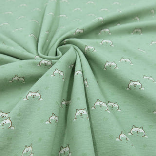 Weicher, mintgrüner Jersey Stoff mit niedlichem Katzenmotiv – elastischer Baumwolljersey für bequeme Kinderkleidung und Accessoires, verfügbar bei Stoffrestposten.
