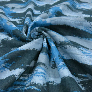 Musselin Stoff mit blauen Pinselstreifen – Oeko Tex zertifizierter Baumwollstoff, ideal für Kleidung, Babyartikel und Dekoration