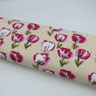 Beiger Jersey Stoff mit frühlingshaftem Tulpen-Digitaldruck in Pink, Weiß und Grün – elastischer Baumwolljersey für Kinderkleidung, Damenmode und Accessoires, verfügbar bei Stoffrestposten.
