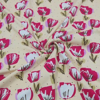 Beiger Jersey Stoff mit frühlingshaftem Tulpen-Digitaldruck in Pink, Weiß und Grün – elastischer Baumwolljersey für Kinderkleidung, Damenmode und Accessoires, verfügbar bei Stoffrestposten.