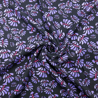 Viskose Twill - Violette Blumen auf Schwarz Stoffrestposten