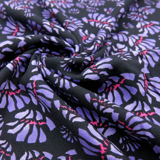 Viskose Twill - Violette Blumen auf Schwarz Stoffrestposten