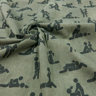 Olivgrüner Jersey Stoff mit schwarzem Figuren-Print in erotischen Silhouetten – dehnbarer Baumwolljersey für außergewöhnliche Kleidung und Kostüme, verfügbar bei Stoffrestposten.