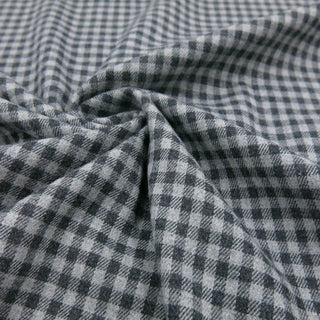 Weicher Baumwollflanell mit klassischem Karomuster in Grau – ideal für Herbstmode, Nachtwäsche und Heimtextilien – jetzt bei Stoffrestposten entdecken
