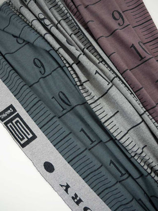 Jacquard Jersey Panel – Long Story Massbänder in Grau, Petrol & Beere – Ansicht 6