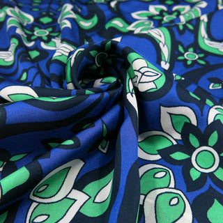 Satin Stoff – Blumendesign auf Royalblau