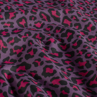 Baumwollstoff Popeline Leopardenmuster in Pink auf Aubergine als Meterware