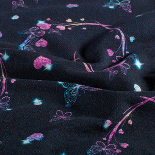 French Terry Stoff – Glitzernde Herzen und Schmetterlinge auf Jeansblau
