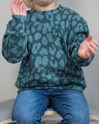 Jacquard Jersey Stoff – Leopardenmuster in Rauchblau auf Petrol – Ansicht 4