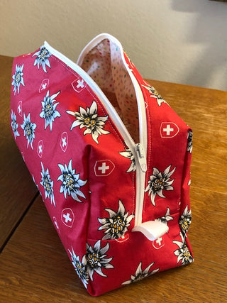 Beschichteter Baumwollstoff - Edelweiss und Schweizer Wappen auf Rot